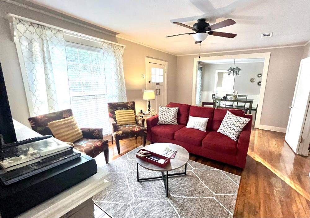 KING BED Family Friendly Cottage - Walk to Zoo & Waterpark - Near Downtown & Midtown